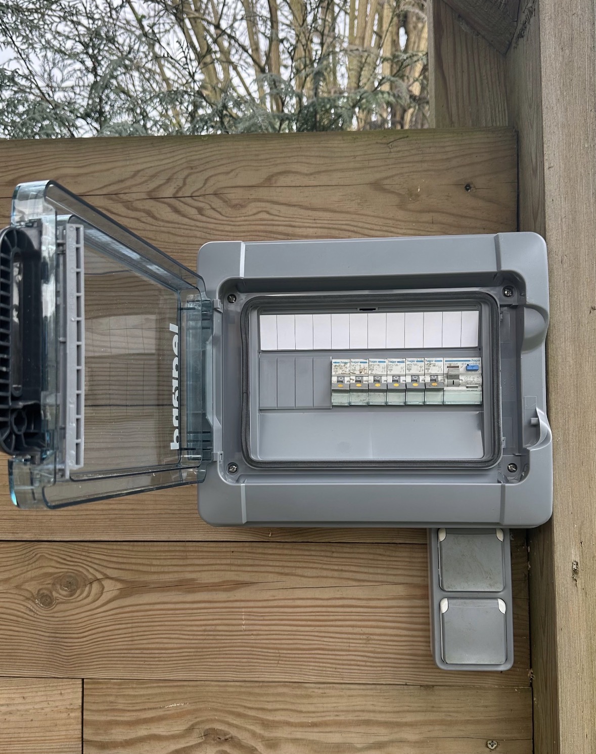 Coffret électrique étanche installé en extérieur sur bardage bois